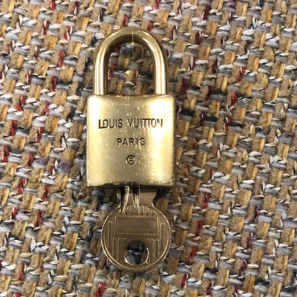 Vintage LV Louis Vuitton Padlock Lock & Key 217 - Picture 8 of 15